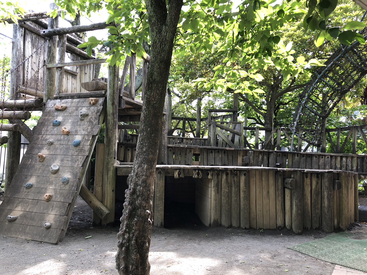 木製の大型遊具